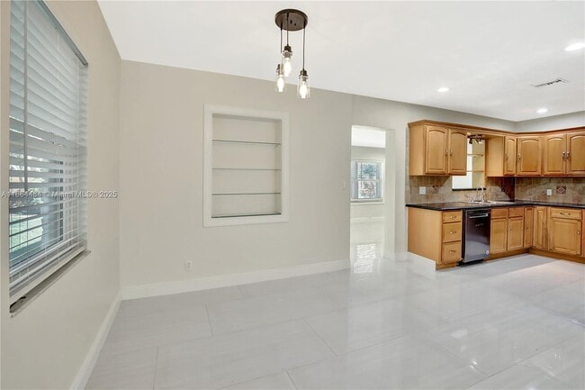 Building Photo - 100 N Hibiscus Ct
