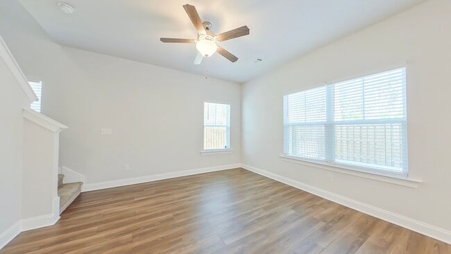 Building Photo - Like New Townhome