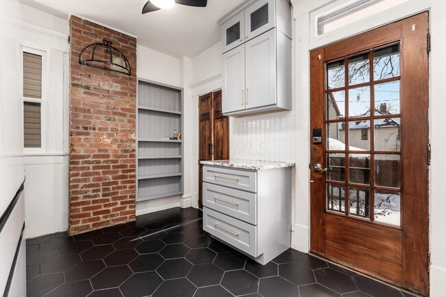 Building Photo - 415 W 5th Ave