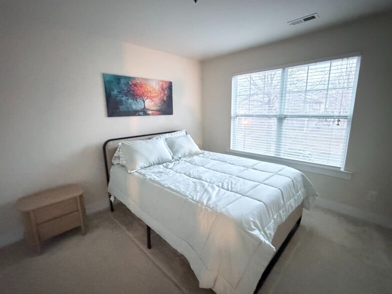 Building Photo - Room in House on Double Oaks Rd