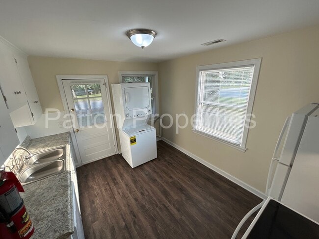 Building Photo - 999 Seminole Dr