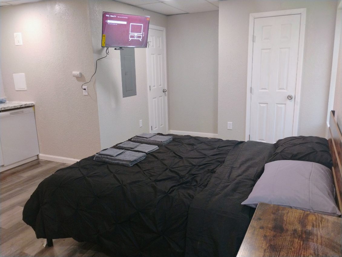 Building Photo - 1704 Commercial Ave