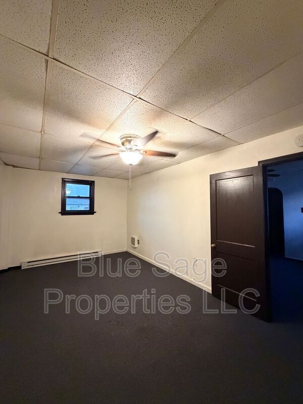 Building Photo - 621 W 7th St