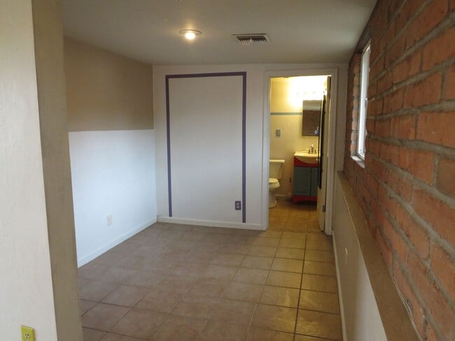 Building Photo - Charming Bungalow Guest House with utilities in Central Tucson
