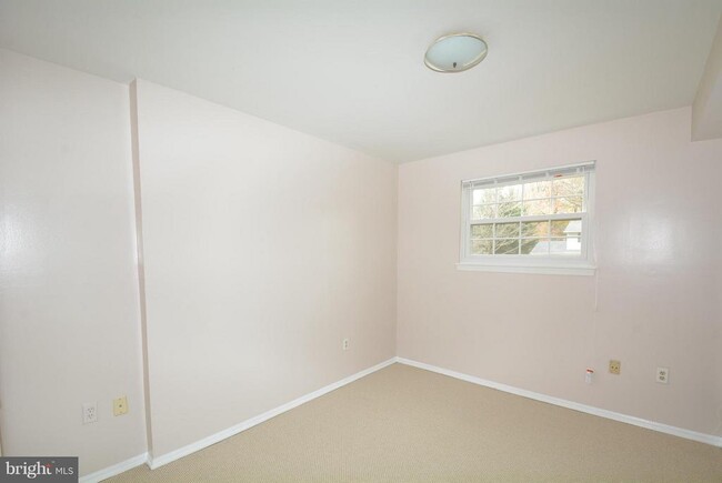 Building Photo - 5111 Gainsborough Dr