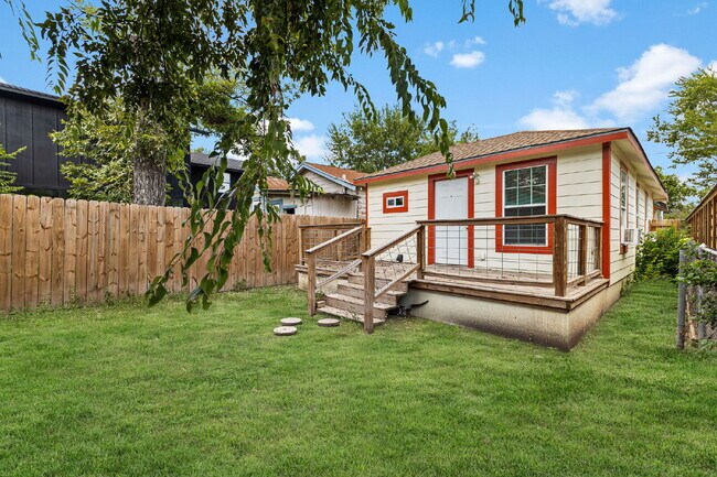 Building Photo - 330 Gem Ln