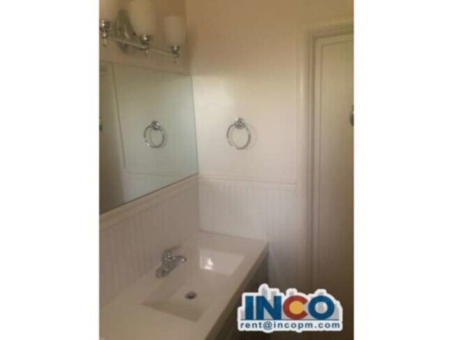 Building Photo - 4940 Lakeshore Dr