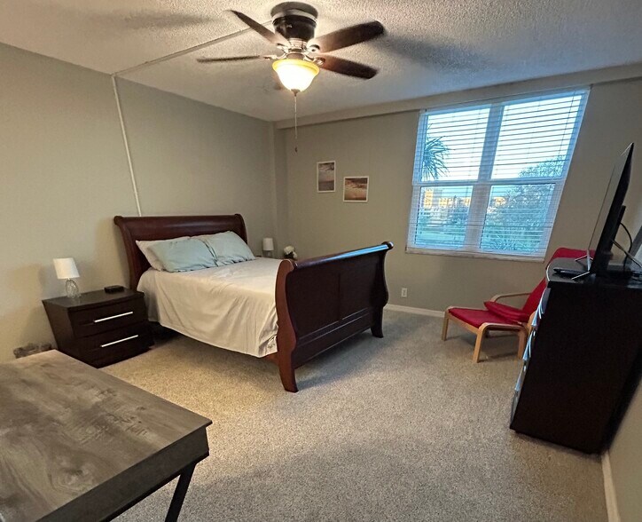 Building Photo - 2621 Cove Cay Dr