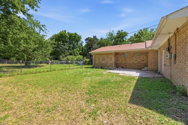 Building Photo - 313 E Woodrow Pl