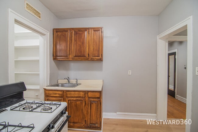 Building Photo - 6036 N Hermitage-2