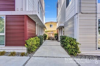 Building Photo - Gorgeous Modern Townhouse In Prime Mid-City