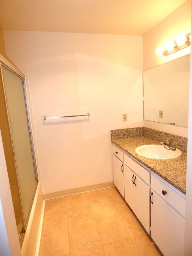 Building Photo - 2 bed 1.5 bath Townhome in Keizer