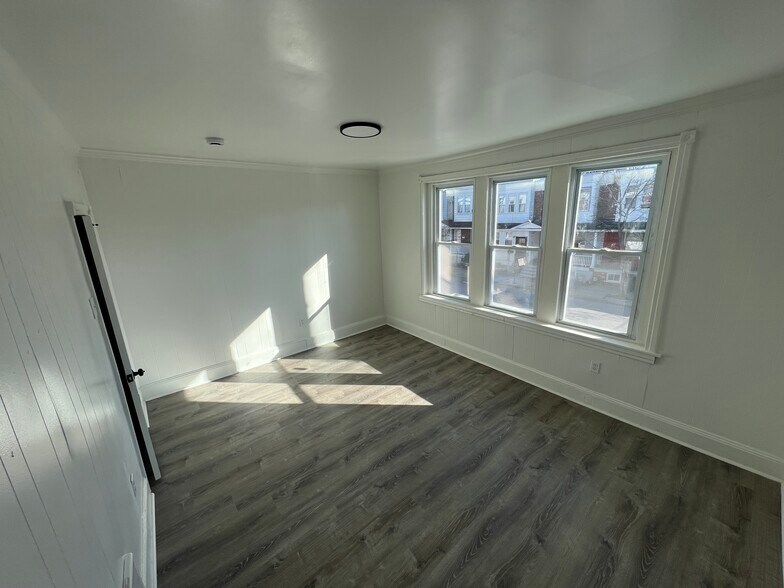 Building Photo - 1132 W 8th St