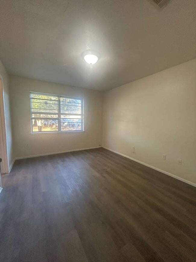 Building Photo - 1817 Victoria Dr