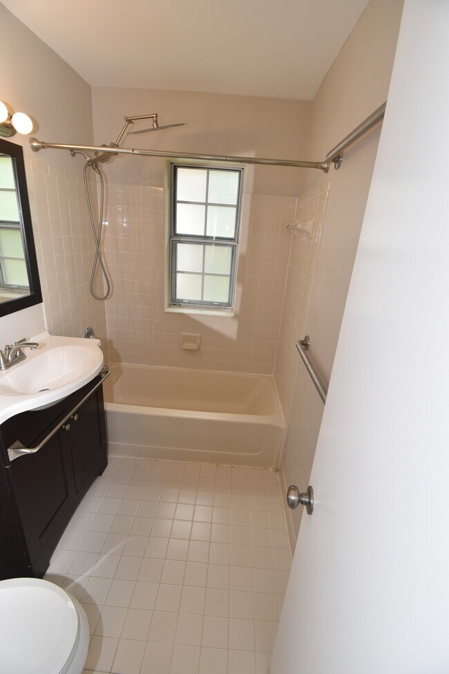 Building Photo - 1816 Queens Ln