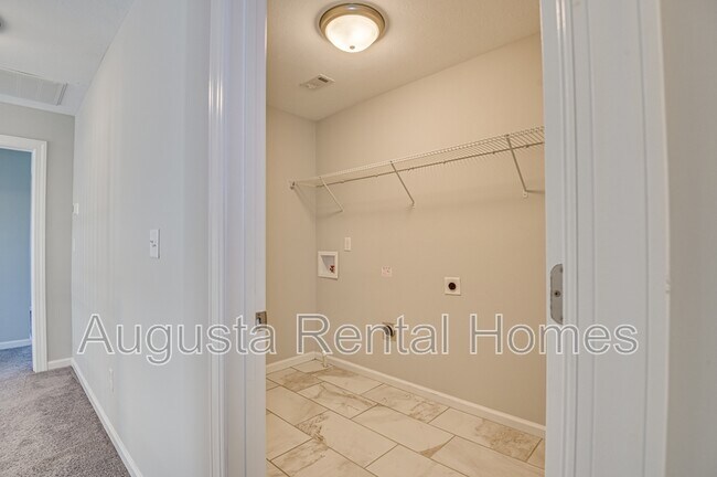 Building Photo - 909 Chesford Dr