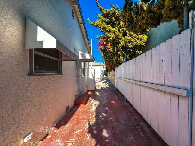 Building Photo - 1504 S Dodson Ave
