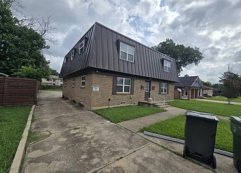 Building Photo - 1805 Randolph Dr