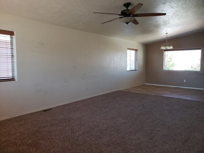 Building Photo - Nice 4 Bedroom home in Mesa Vista Subdivis...