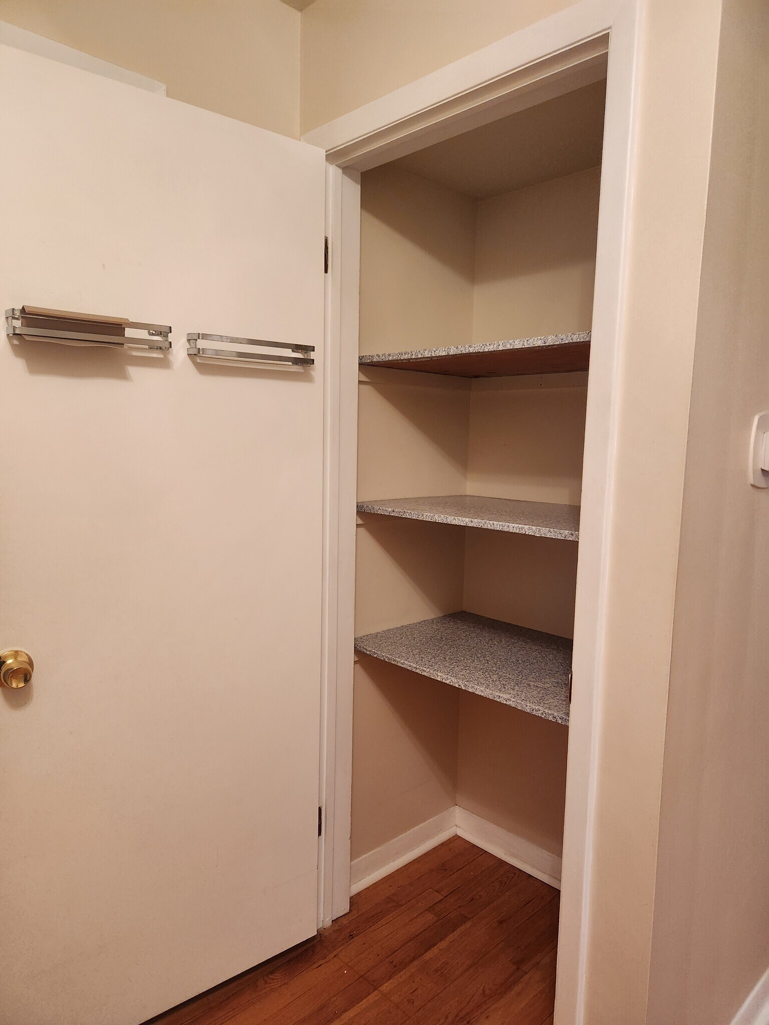 Building Photo - 518 E Walton Ave