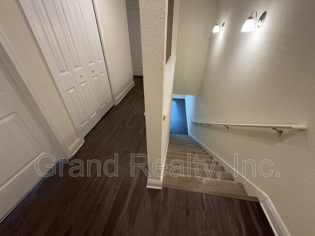 Building Photo - 4425 Village Oak Ln