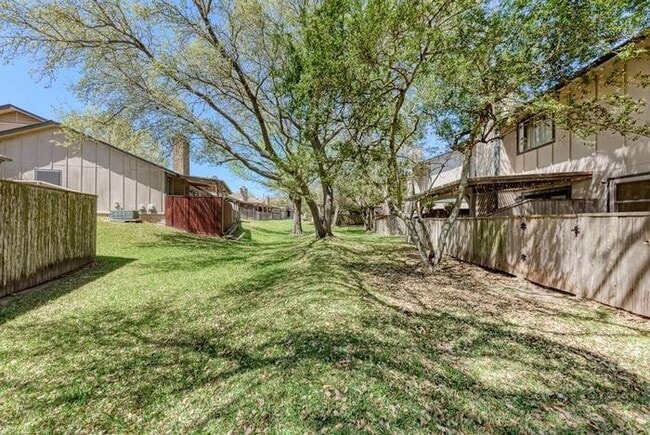 Building Photo - 1017 Solano Dr