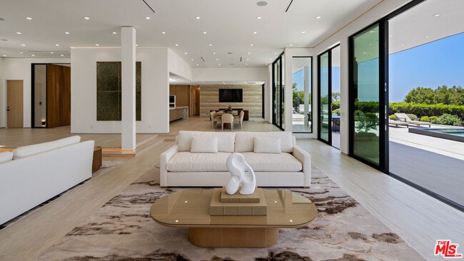 Building Photo - 365 Trousdale Pl