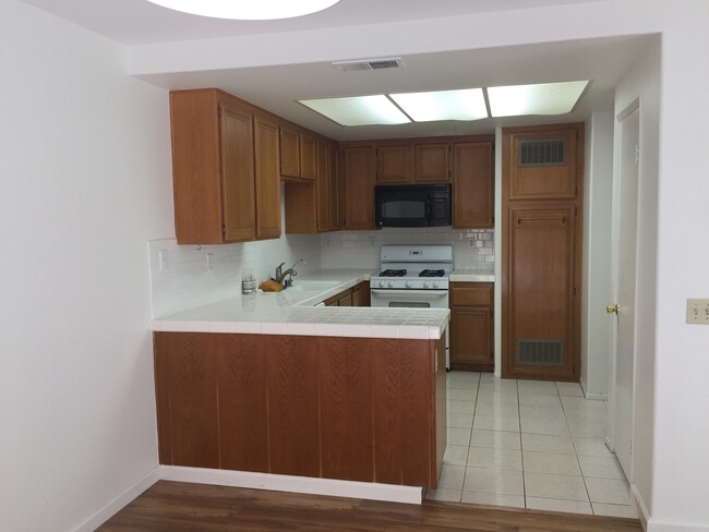Building Photo - Cute & Private End Unit 3+2.5 Light & Brig...
