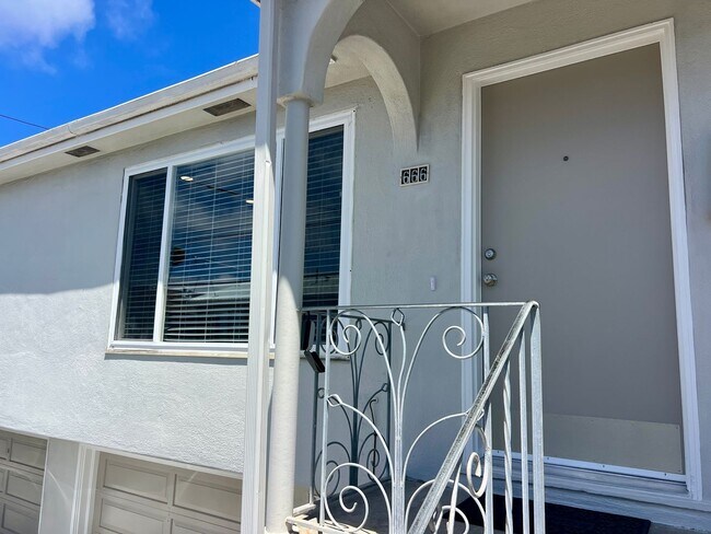 Building Photo - Light, bright & all NEW inside. Beautiful upgrades in this naturally bright 2 bd, 1 ba unit with ...