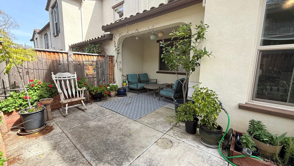 Neat and clean patio - 27 Rogers Ln