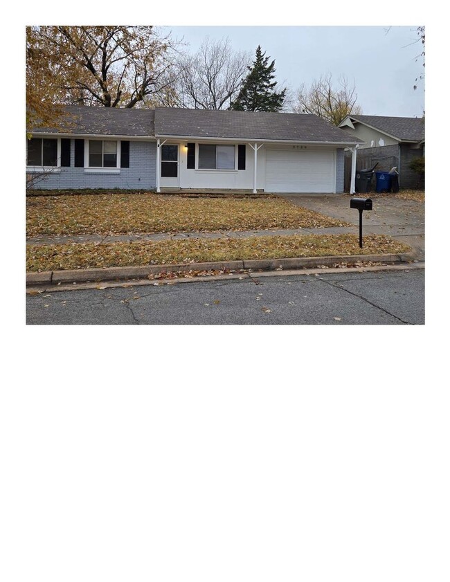 Primary Photo - 2 FULL baths and fully fenced yard. Inside...