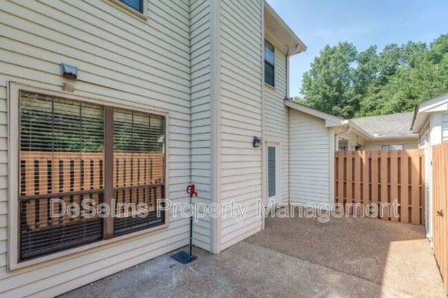 Building Photo - 1122 Brentwood Pointe