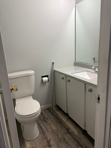 Main bathroom - 2723 Greenacre Dr