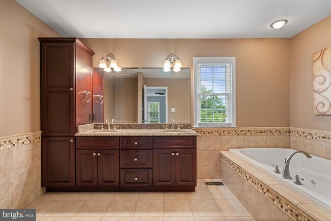 Building Photo - 8527 Silverview Dr
