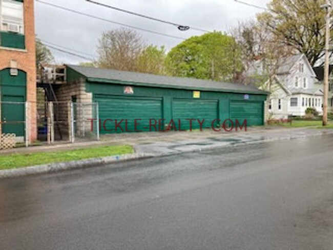Building Photo - 1006 S Plymouth Ave