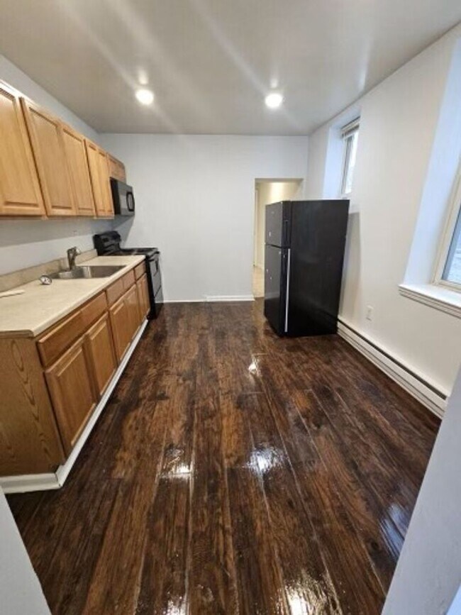 Building Photo - Renovated 3bd/ 1bth home in Northeast Philly!