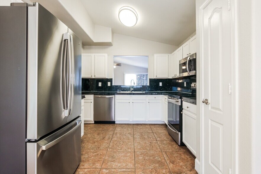 Building Photo - 3320 W Glass Ln