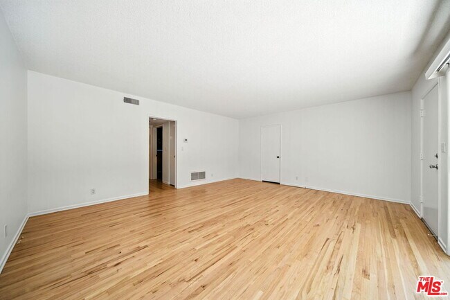 Building Photo - 833 9th St