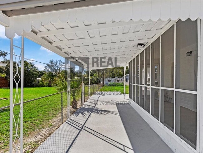 Building Photo - 8025 Roy Dr