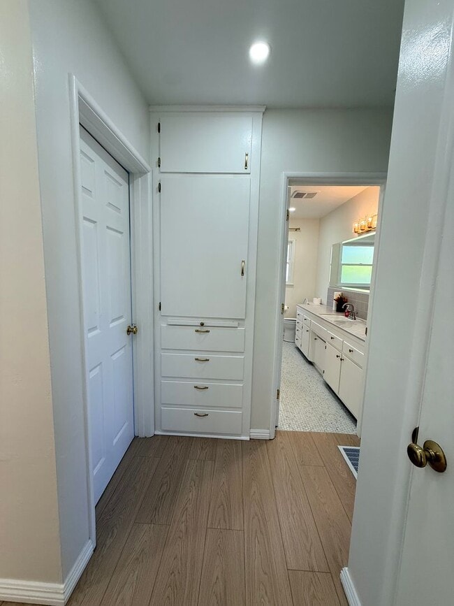 Building Photo - 3Bd House w/ HUGE Yard + RV Parking + New Appliances!