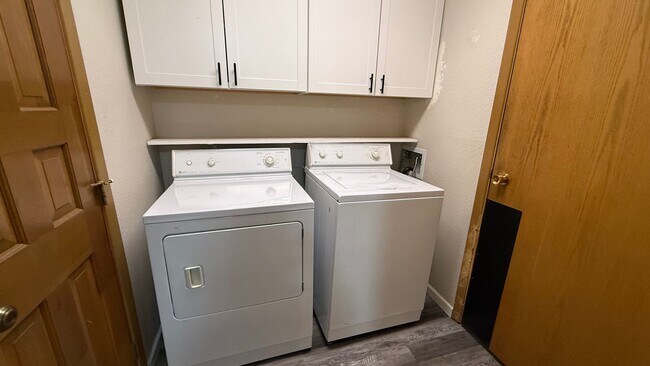 Building Photo - Lovely 2 bed townhome with private bathrooms for each!  Don't miss!