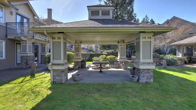 Building Photo - Updated Kirkland Townhome in Lochshire Condominiums with Premium Amenities- Available NOW
