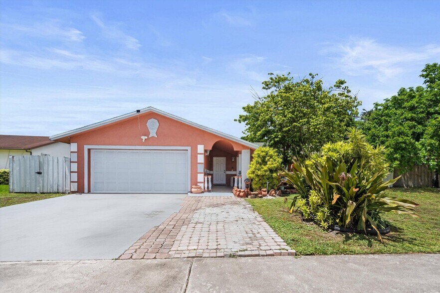 Building Photo - 4928 Marbella Rd N