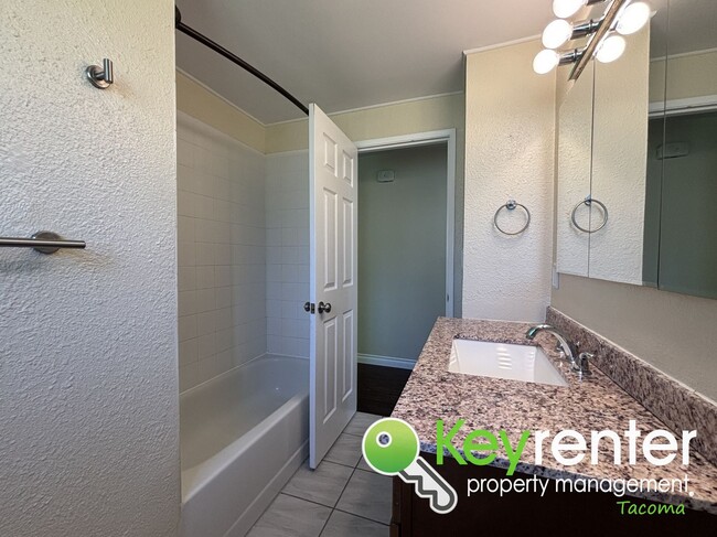 Building Photo - Gorgeous 3 Bed 1 Bath Home in Lakewood, WA!