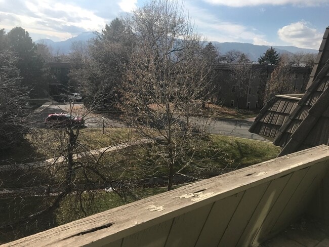 Building Photo - Top Floor South Facing One Bedroom Condo In North Boulder!  Perfect Location!