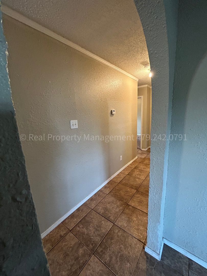 Building Photo - 905 W Denver St