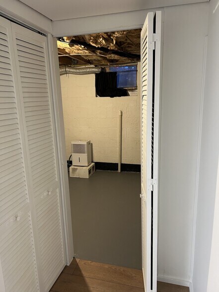 Building Photo - 218 Aster Ln