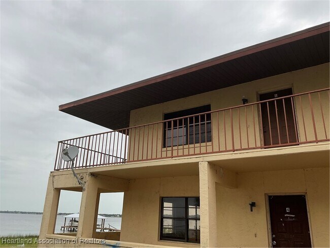 Building Photo - 1025 Lakeview Dr