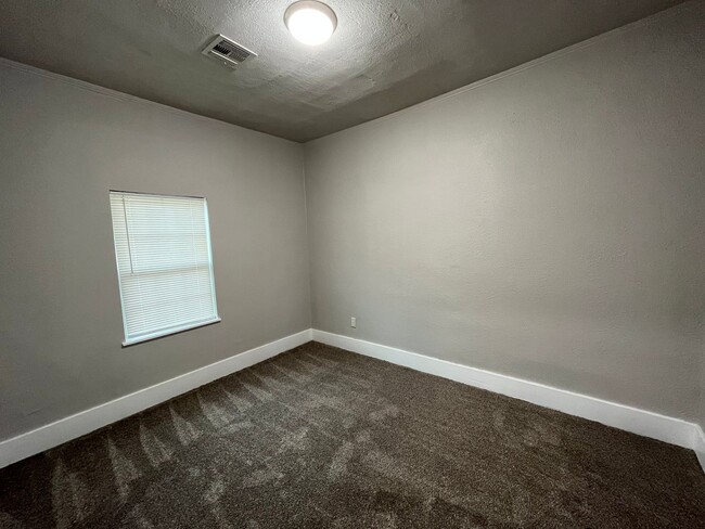Building Photo - 3 bedroom 2 bath!