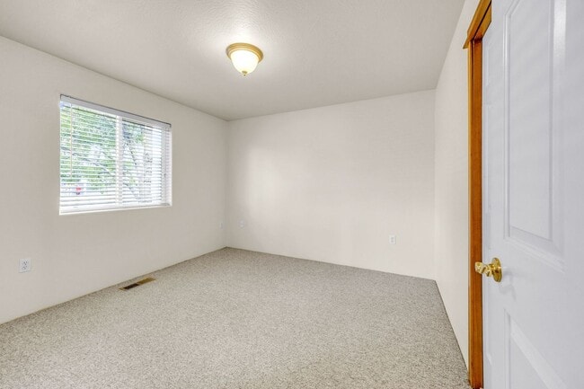 Building Photo - Comfortable 2-Bedroom Apartment in Desirable East Medford